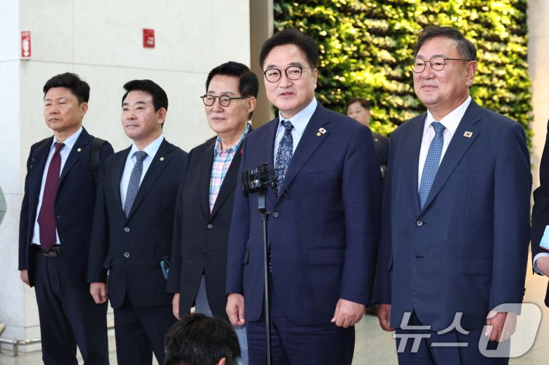 우원식 국회의장이 2일 오후 인천국제공항을 통해 중국 '전승절'(항일전쟁 및 반파시스트 전쟁 승전) 80주년 행사 참석을 위한 출국에 앞서 취재진의 질문을 받고 있다. 2025.9.2/뉴스 ⓒ News1 민경석 기자