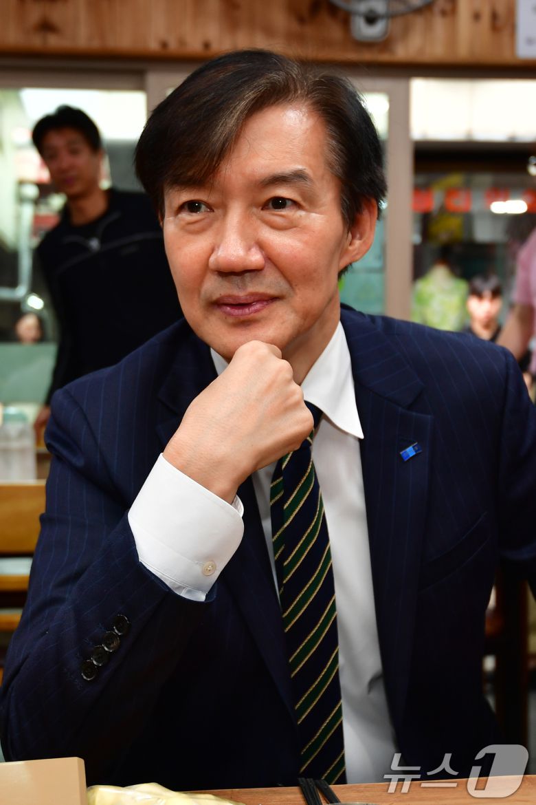 조국 조국혁신당 혁신정책연구원장이 2일 오후 경북 포항시 죽도시장에 있는 한 식당에서 지지자들과 얘기를 나누고 있다. 2025.9.2/뉴스1 ⓒ News1 최창호 기자