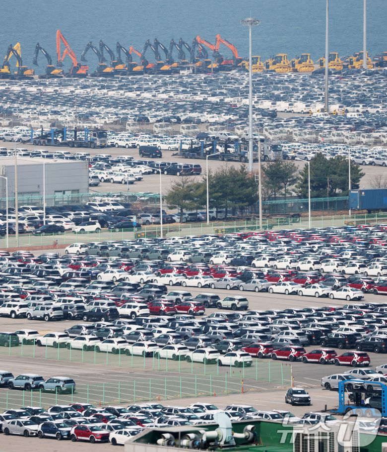 10일 경기 평택시 포승읍 평택항 자동차전용부두에 수출용 차량들이 세워져 있다. 미국은 9일(현지시간)부터 세계 각국을 상대로 발효한 상호관세를 즉시 90일간 유예하고, 10%의 기본관세만 부과하기로 했다. 보복 대응에 나선 중국에 대해서는 상호관세율은 125%로 즉각 인상한다고 밝혔다. 이에 따라 25%를 부과받은 한국 상품에 대한 관세율도 즉각 10%로 낮아졌다. 다만 자동차·철강 등 이미 25%가 부과되고 있는 품목별 관세는 이번 90일 유예를 적용받지 않고 그대로 유지된다. 2025.4.10/뉴스1 ⓒ News1 김영운 기자