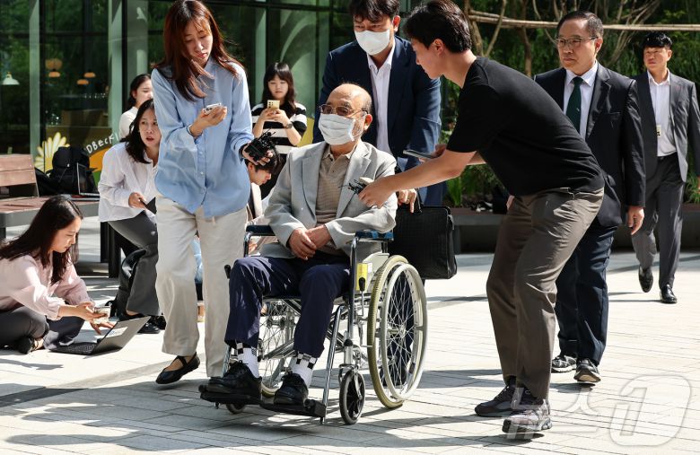 '김건희 여사 인사 청탁 의혹'을 받는 이봉관 서희건설 회장이 2일 서울 종로구 광화문에 마련된 김건희 특검팀 사무실에 조사를 위해 출석하고 있다. 2025.9.2/뉴스1 ⓒ News1 김도우 기자
