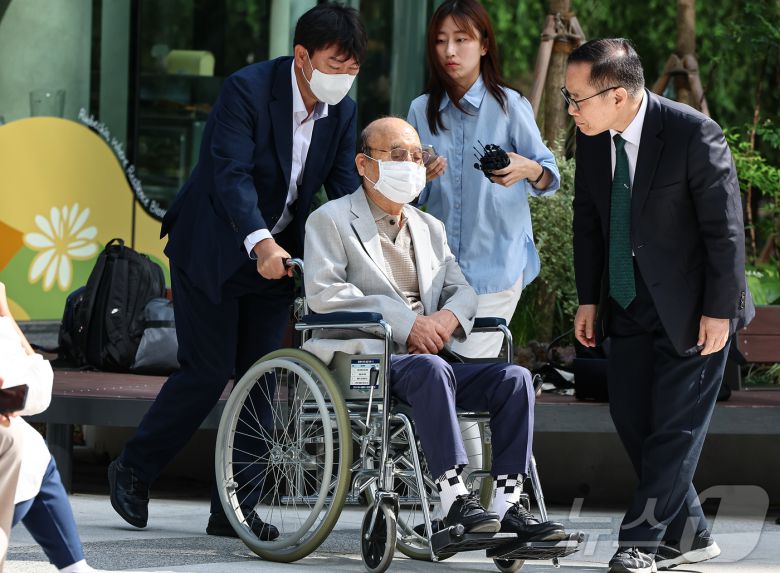 '김건희 여사 인사 청탁 의혹'을 받는 이봉관 서희건설 회장이 2일 서울 종로구 광화문에 마련된 김건희 특검팀 사무실에 조사를 위해 출석하고 있다. 2025.9.2/뉴스1 ⓒ News1 김도우 기자