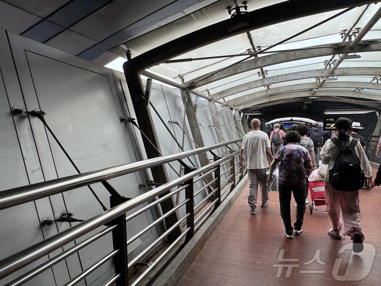 중국 전승절 80주년 기념행사에 참석하는 김정은 북한 국무위원장이 탄 전용열차 도착을 앞둔 2일 오후 베이징역 내부에 가림막이 설치돼 있다. ⓒ News1 정은지 특파원