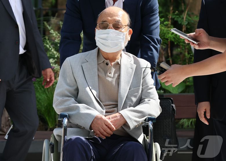 '김건희 여사 인사 청탁 의혹'을 받는 이봉관 서희건설 회장이 2일 서울 종로구 광화문에 마련된 김건희 특검팀 사무실에 조사를 위해 출석하고 있다. 2025.9.2/뉴스1 ⓒ News1 김도우 기자