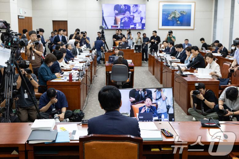 최교진 사회부총리 겸 교육부 장관 후보자가 2일 서울 여의도 국회 교육위원회에서 열린 인사청문회에 출석해 의원 질의를 듣고 있다. 2025.9.2/뉴스1 ⓒ News1 이승배 기자
