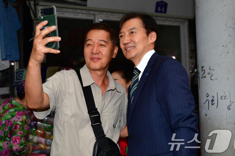 조국 조국혁신당 혁신정책연구원장이 2일 오후 경북 포항시 죽도시장에서 시민들과 기념촬영을 하고 있다. 2025.9.2/뉴스1 ⓒ News1 최창호 기자