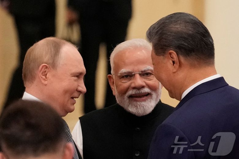 블라디미르 푸틴 러시아 대통령(왼쪽부터)과 나렌드라 모디 인도 총리, 시진핑 중국 국가주석이 1일 중국 톈진에서 열린 상하이협력기구(SCO) 정상회의에서 대화하고 있다. 2025.09.01 ⓒ 로이터=뉴스1 ⓒ News1 이지예 객원기자
