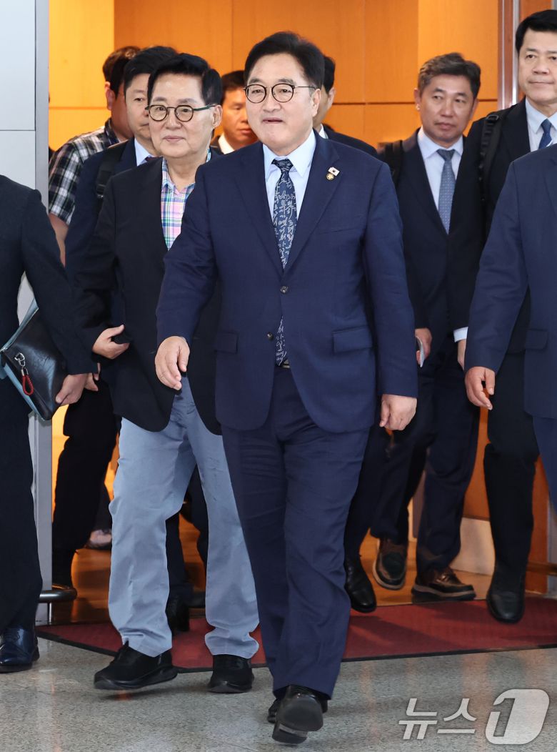 우원식 국회의장을 비롯한 방중 의원단이 2일 오후 인천국제공항을 통해 중국 '전승절'(항일전쟁 및 반파시스트 전쟁 승전) 80주년 행사 참석차 출국하고 있다. 2025.9.2/뉴스1 ⓒ News1 민경석 기자