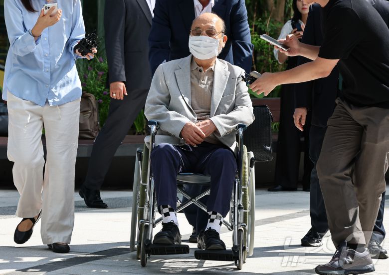 '김건희 여사 인사 청탁 의혹'을 받는 이봉관 서희건설 회장이 2일 서울 종로구 광화문에 마련된 김건희 특검팀 사무실에 조사를 위해 출석하고 있다. 2025.9.2/뉴스1 ⓒ News1 김도우 기자