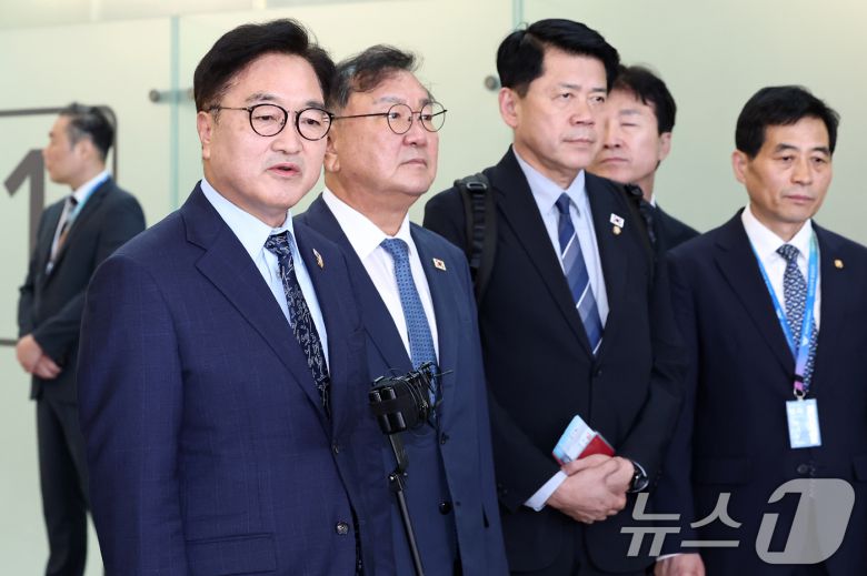 우원식 국회의장이 2일 오후 인천국제공항을 통해 중국 '전승절'(항일전쟁 및 반파시스트 전쟁 승전) 80주년 행사 참석차 방중 의원단과 함께 출국하며 취재진 질문에 답하고 있다. 2025.9.2/뉴스1 ⓒ News1 민경석 기자