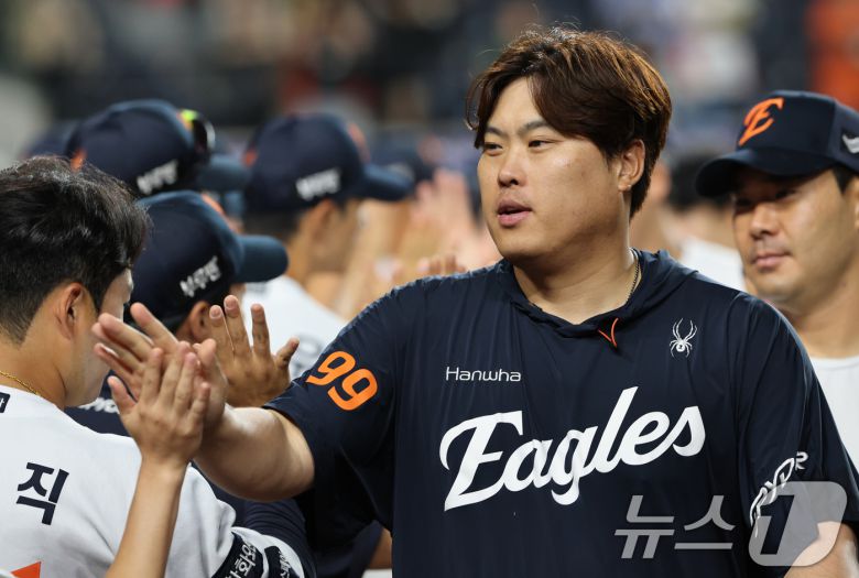 2일 대전 한화생명 볼파크에서 열린 프로야구 '2025 신한 SOL뱅크 KBO 리그' 기아 타이거즈와 한화 이글스 경기에서 3:21로 한화가 승리하자 선발투수 류현진이 하이파이브를 하고 있다. 2025.9.2/뉴스1 ⓒ News1 김기태 기자