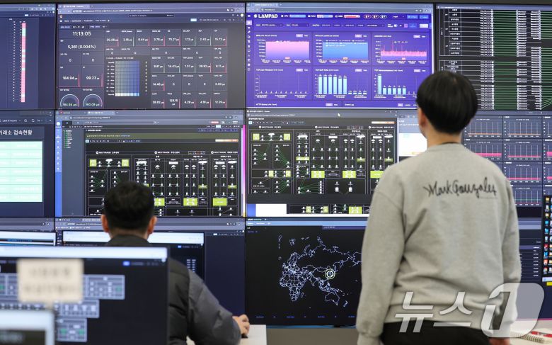 서울 여의도 넥스트레이드 사무실에서 직원들이 업무를 보고 있다. /뉴스1 ⓒ News1