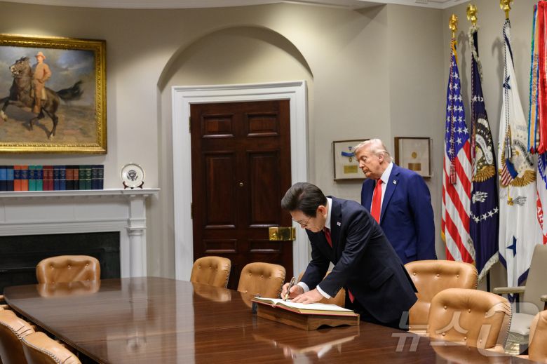 지난 8월 25일(현지시간) 이재명 대통령이 도널드 트럼프 대통령과의 정상회담에 앞서 미 백악관 루즈벨트룸에서 방명록에 서명하고 있다. (백악관 제공. 재판매 및 DB금지) 2025.9.1/뉴스1 ⓒ News1