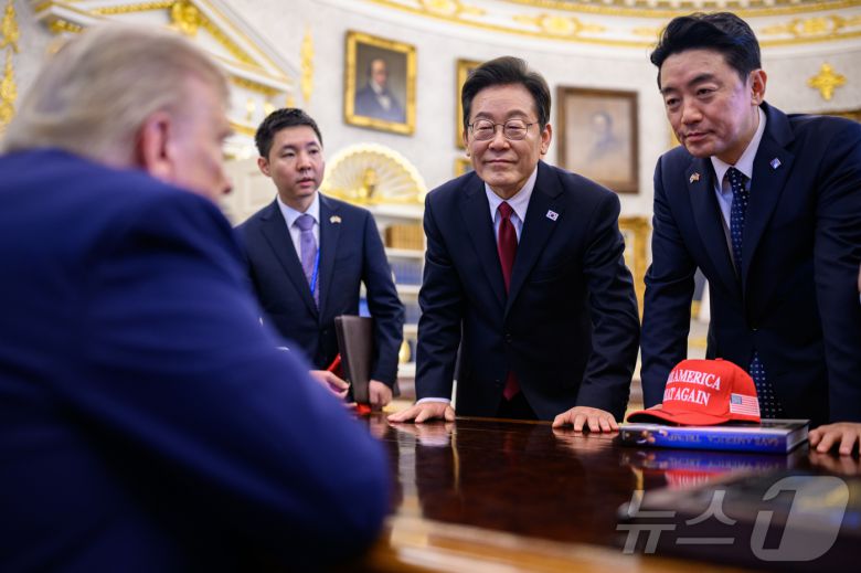 지난 8월 25일(현지시간) 미국 워싱턴DC 백악관에서 열린 정상회담 도중 이재명 대통령이 미 대통령 집무실인 오벌오피스의 '결단에 책상'에 앉은 도널드 트럼프 미국 대통령과 대화하고 있다. (백악관 제공. 재판매 및 DB금지) 2025.9.1/뉴스1 ⓒ News1
