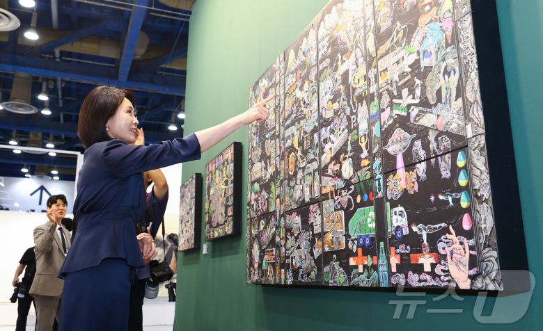 이재명 대통령 부인 김혜경 여사가 3일 서울 강남구 코엑스에서 열린 국내최대 아트페어 '키아프 서울(Kiaf SEOUL)'을 찾아 전시를 둘러보고 있다. (공동취재) 2025.9.3/뉴스1 ⓒ News1 김성진 기자