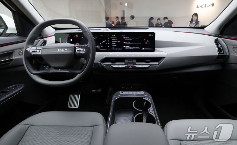 기아가 2일 서울 강남구 프로젝트 스페이스 라인에서 열린 'EV5 미디어 테크 데이'에서 자사 EV 브랜드의 첫 준중형 SUV 차량인 'EV5'를 선보이고 있다. 사진은 EV5 1열 모습.ⓒ 뉴스1 오대일 기자
