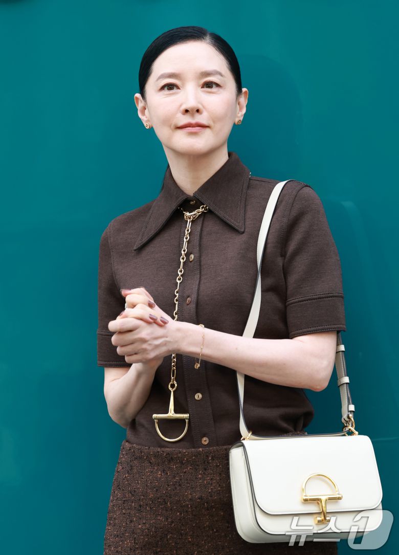 배우 이영애가 2일 오후 서울 강남구 구찌 청담 플래그십에서에서 열린 구찌(GUCCI)의 오스테리아 서울 이전·리뉴얼 오픈 기념 행사에 참석해 인사를 하고 있다. ⓒ News1 권현진 기자