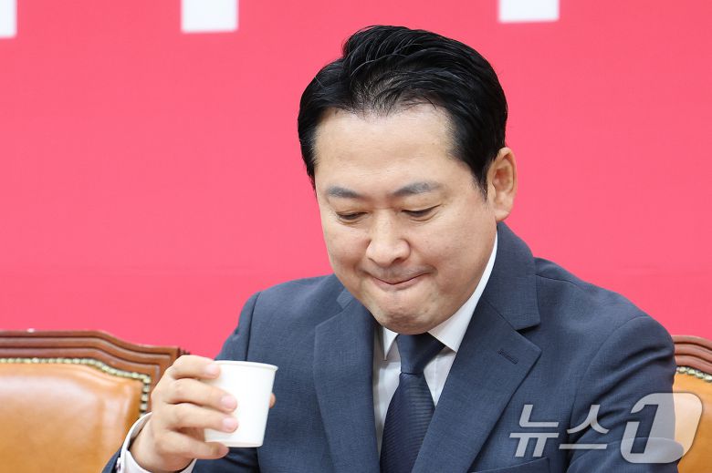장동혁 국민의힘 대표가 3일 오전 서울 여의도 국회에서 열린 긴급 최고위원회의에서 목을 축이고 있다. 2025.9.3/뉴스1 ⓒ News1 신웅수 기자