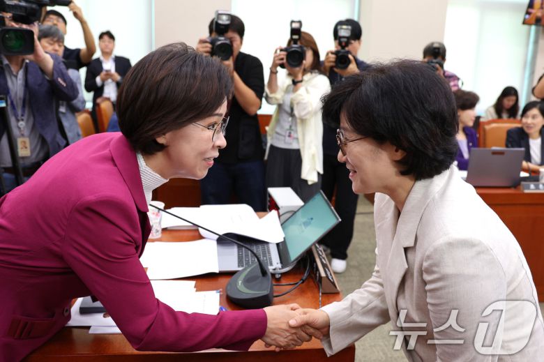 원민경 여성가족부 장관 후보자가 3일 오전 서울 여의도 국회 여성가족위원회에서 열린 인사청문회에서 이인선 위원장과 인사하고 있다. 2025.9.3/뉴스1 ⓒ News1 신웅수 기자