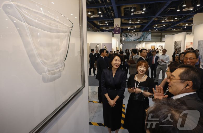 이재명 대통령의 부인 김혜경 여사가 3일 서울 강남구 코엑스에서 열린 '키아프 서울 2025' VIP 프리뷰 데이를 찾아 작품들을 관람하고 있다. (공동취재) 2025.9.3/뉴스1 ⓒ News1 김성진 기자