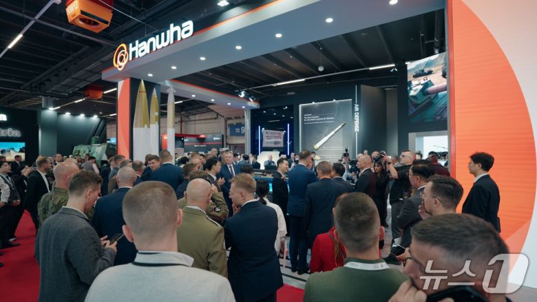 한화시스템과 한화에어로스페이스의 MSPO 2025 부스에 사람들이 몰려들고 있다. (한화시스템 제공)