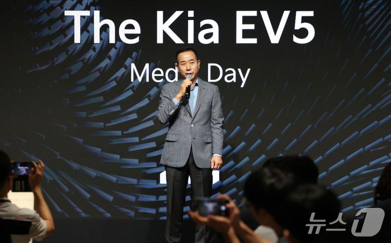 2일 서울 강남구 프로젝트 스페이스 라인에서 열린 기아 'EV5 미디어 테크 데이'에서 정원정 국내사업본부장이 자사 EV 브랜드의 첫 준중형 SUV 차량인 'EV5'를 소개하고 있다. ⓒ 뉴스1 오대일 기자