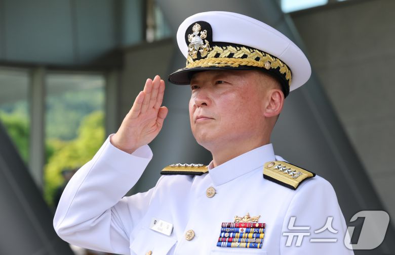 강동길 신임 해군참모총장이 3일 충남 계룡대에서 열린 해군참모총장 이·취임식 및 양용모 대장 전역식에서 거수경례를 하고 있다. 2025.9.3/뉴스1 ⓒ News1 김기태 기자
