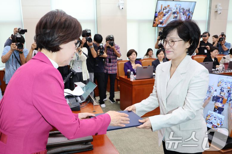 원민경 여성가족부 장관 후보자가 3일 오전 서울 여의도 국회 여성가족위원회에서 열린 인사청문회에서 이인선 위원장에게 선서문을 전달하고 있다. 2025.9.3/뉴스1 ⓒ News1 국회사진기자단