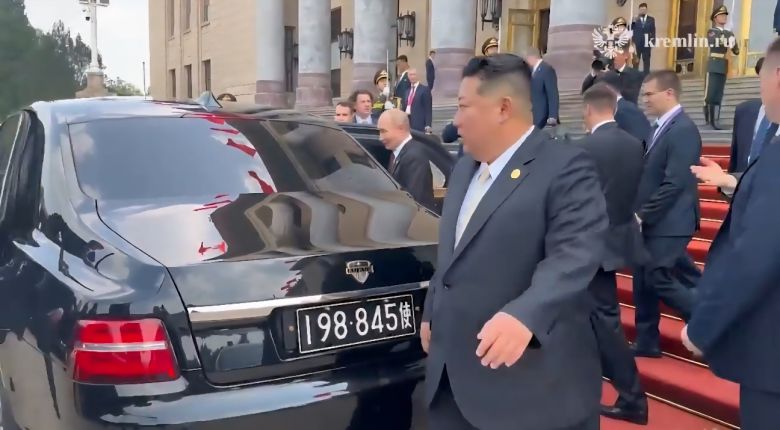 3일 리아노보스티가 공개한 영상에 따르면  김정은 노동당 총비서와 블라디미르 푸틴 대통령은  리셉션 후 아우루스에 탑승했다. 김 총비서는 푸틴 대통령에게 상석을 양보하고 반대편으로 돌아가 탑승했고, 그를 이어 동생인 김여정 당 부부장이 뒷좌석에 동승했다. (크렘린궁 영상 캡처)