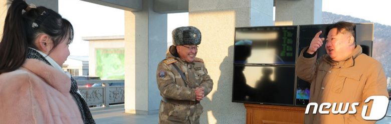 북한이 전날 발사한 장거리탄도미사일이 고체연료 기반의 신형 대륙간탄도미사일(ICBM) '화성-18형'이며 김정은 노동당 총비서가 현지에서 '발사훈련'을 지도했다고 노동당 기관지 노동신문이 19일 보도했다. 발사훈련에는 김 총비서의 딸 주애도 함께했다. [국내에서만 사용가능. 재배포 금지. DB 금지. For Use Only in the Republic of Korea. Redistribution Prohibited] rodongphoto@news1.kr