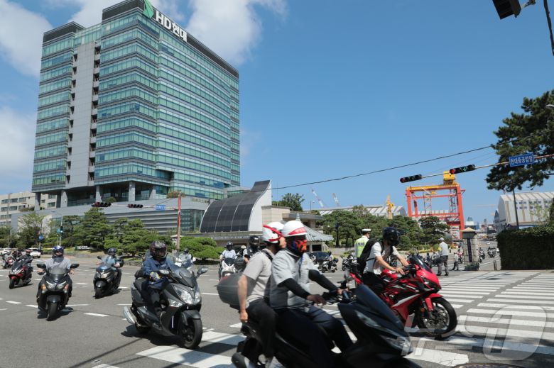 HD현대중공업 노조 조합원들이 3일 울산 조선소 정문에서 단체교섭 타결을 촉구하는 오토바이 행진을 하고 있다. 2025.9.3/뉴스1 ⓒ News1 김세은 기자