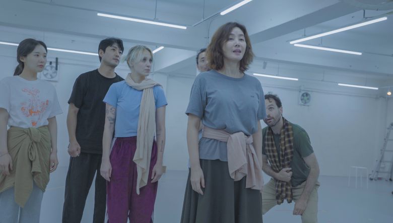 연습 중인 김성령과 배우들 모습(블랙덕 제공)