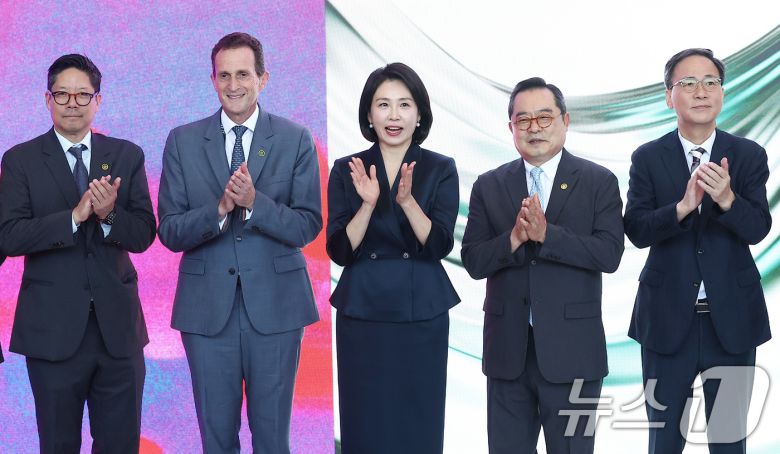 이재명 대통령의 부인 김혜경 여사(가운데)가 3일 서울 강남구 코엑스에서 열린 '키아프·프리즈 서울 2025' 개막식에서 기념촬영을 하고 있다. 왼쪽부터 패트릭 리 프리즈 서울 디렉터, 사이먼 폭스 프리즈 CEO, 김 여사, 구자열 키아프 조직위원장, 김영수 문화체육관광부 차관. 2025.9.3/뉴스1 ⓒ News1 김성진 기자