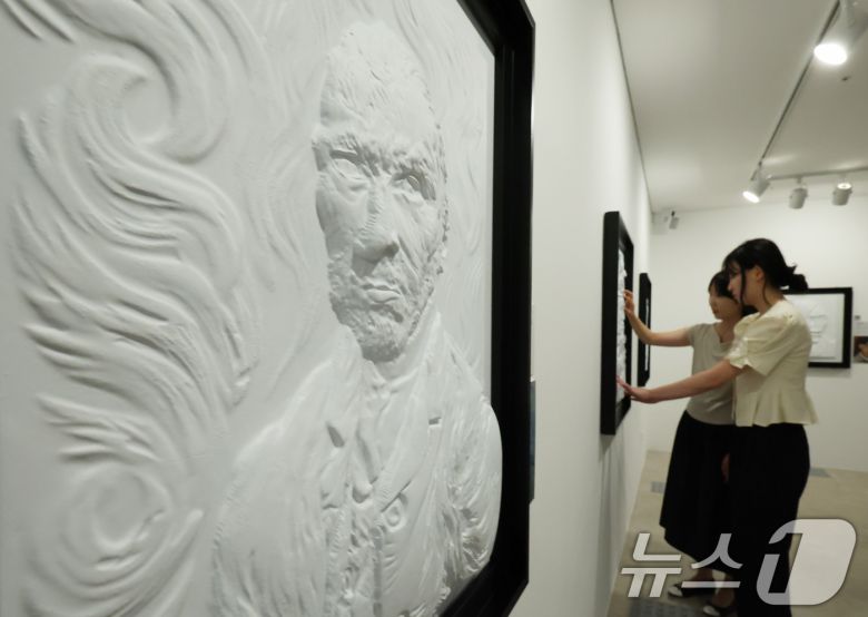 4일 서울 종로구 한국장애인문화예술원 이음갤러리에서 열린 시각장애인을 위한 어두운 미술관 '감각; 예술을 만나는 또 다른 방법' 전시에서 관계자들이 색채를 빼고 3D로 구현된 명화를 만져보고 있다. 2025.9.4/뉴스1 ⓒ News1 장수영 기자