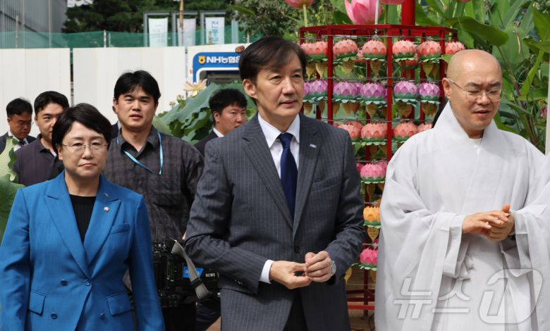 조국 조국혁신당 혁신정책연구원장이 4일 오후 서울 종로구 조계사에서 총무원장 진우스님을 예방하기 위해 이동하고 있다. (공동취재) 2025.9.4/뉴스1 ⓒ News1 김민지 기자