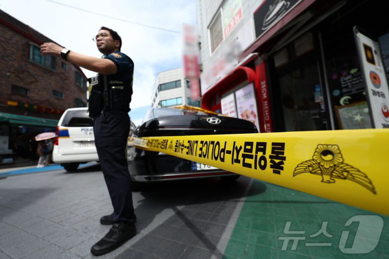 지난 3일 흉기 살인 사건이 발생한 서울 관악구 조원동의 한 주택가에서 경찰들이 현장을 통제하고 있다.  2025.9.3/뉴스1 ⓒ News1 김민지 기자