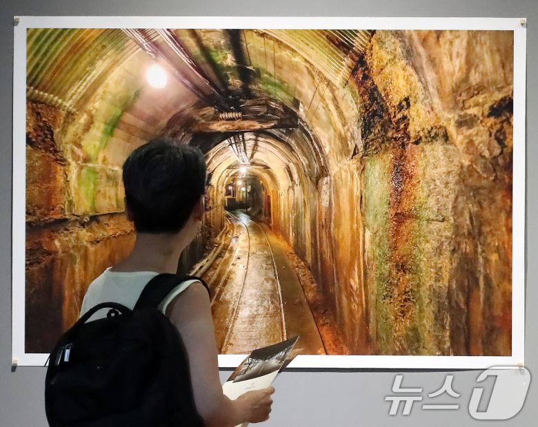 지난달 13일 대구 남구 계명대학교 대명캠퍼스 극재미술관을 찾은 시민이 사진기록연구소 광복 80주년 기획전 '잊혀진 이름 남겨진 자리-조선인 강제동원의 기록' 사진을 관람하고 있다./뉴스1 ⓒ News1 공정식 기자