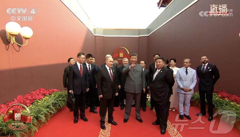 시진핑 중국 국가주석이 3일(현지시간) 중국 베이징 톈안먼 광장에서 열리는 전승절 80주년 열병식 행사장에서 블라디미르 푸틴 러시아 대통령, 김정은 북한 노동당 총비서와 대화를 나누고 있다. (중국 CCTV 캡처) 2025.9.3./뉴스1 ⓒ News1 김진환 기자