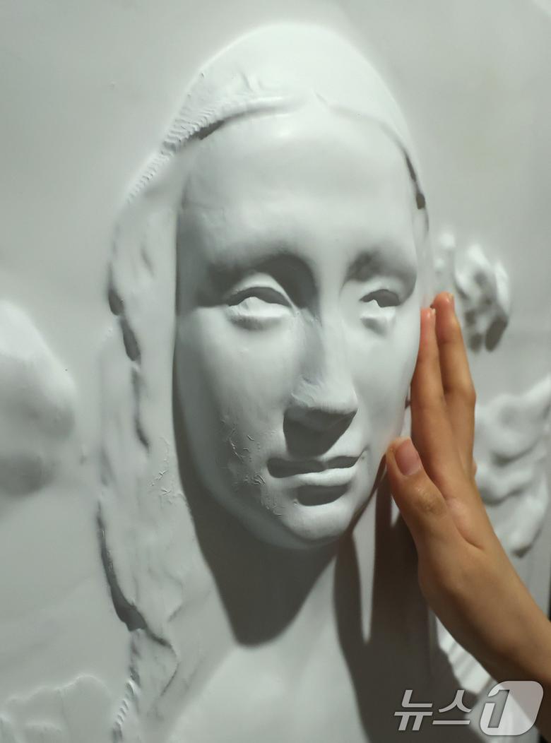 4일 서울 종로구 한국장애인문화예술원 이음갤러리에서 열린 시각장애인을 위한 어두운 미술관 '감각; 예술을 만나는 또 다른 방법' 전시에서 관계자들이 색채를 빼고 3D로 구현된 명화를 만져보고 있다. 2025.9.4/뉴스1 ⓒ News1 장수영 기자