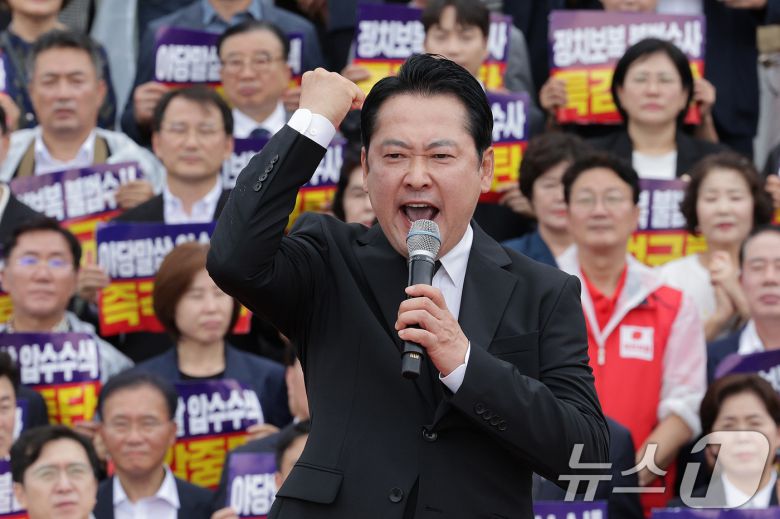 장동혁 국민의힘 대표가 4일 오전 서울 여의도 국회 본청 계단에서 열린 야당말살 정치탄압 특검수사 규탄대회에서 발언하고 있다. 2025.9.4/뉴스1 ⓒ News1 신웅수 기자