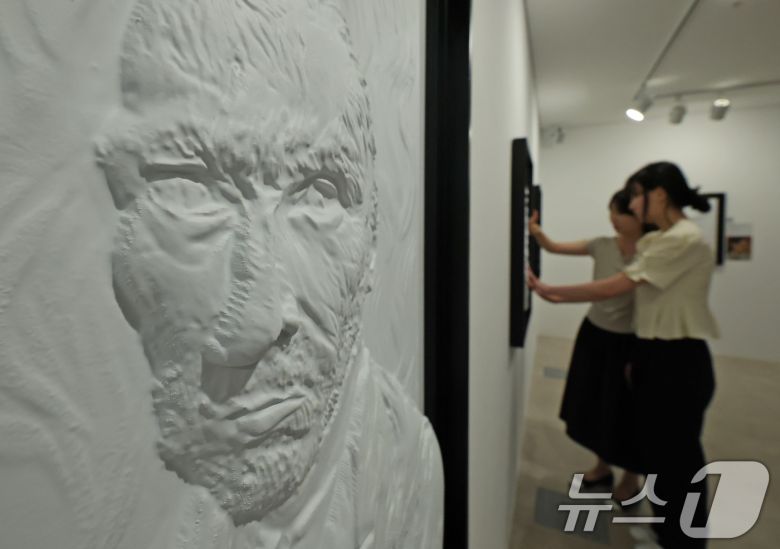 4일 서울 종로구 한국장애인문화예술원 이음갤러리에서 열린 시각장애인을 위한 어두운 미술관 '감각; 예술을 만나는 또 다른 방법' 전시에서 관계자들이 색채를 빼고 3D로 구현된 명화를 만져보고 있다. 2025.9.4/뉴스1 ⓒ News1 장수영 기자