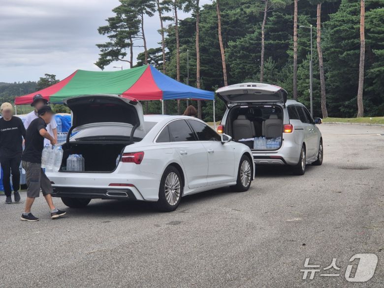 극심한 가뭄으로 재난사태가 선포된 강원 강릉에 5일 전 시민을 대상으로 1인당 12L 분량의 생수가 배부된다. 이날 오전 강원 강릉시 포남동 강릉스피드스케이트장에 마련된 '드라이브 스루' 급수 현장. 2025.9.5/뉴스1 윤왕근 기자