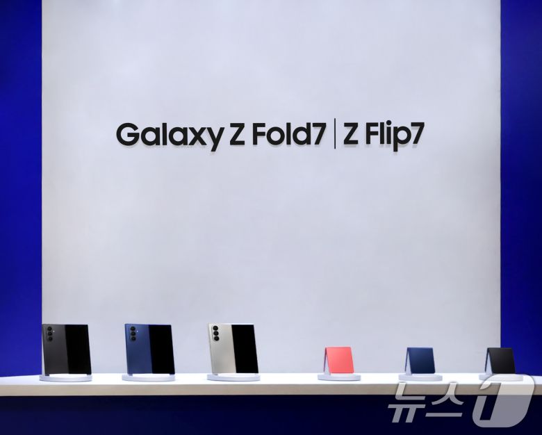 '갤럭시 스튜디오'에 전시된 '갤럭시 Z 폴드7·플립7' 모습. (삼성전자 제공. 재판매 및 DB 금지) 2025.7.22/뉴스1 ⓒ News1 이연주 기자