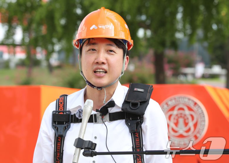 이준석 개혁신당 대표가 5일 오후 대구 북구 경북대학교 북문 앞에서 직접 고소작업차에 올라 당원모집 현수막을 설치한 뒤 취재진 질문에 답하고 있다. 2025.9.5/뉴스1 ⓒ News1 공정식 기자