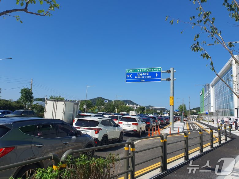 5일 인천 트레이더스 구월점에 들어가기 위한 차량들이 인근 도로에 길게 줄을 서 있다.