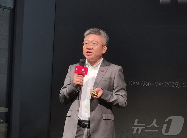 동밍 로보락 서유럽 영업 총괄(Head of Roborock WEU Channel Sales)이 4일(현지시각) IFA2025가 열린 독일 메세 베를린 로보락 부스에서 키노트 연설을 하고 있다.2025.9.4/뉴스1 ⓒ News1 최동현 기자