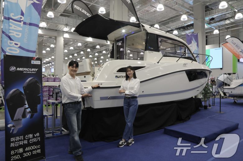 5일 인천 트레이더스 구월점에서 모델들이 대형 요트를 소개하고 있다. (이마트 제공. 재판매 및 DB 금지) 2025.9.5/뉴스1