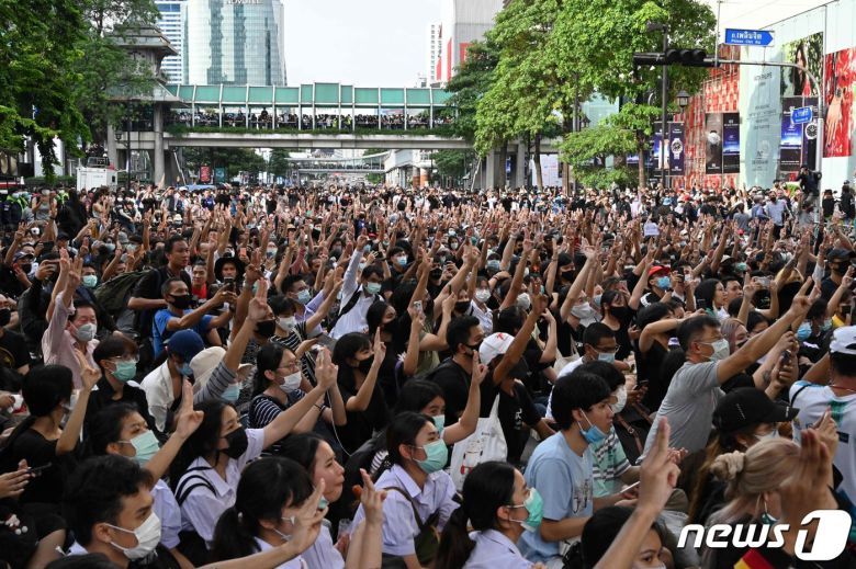15일(현지시간) 태국 방콕에서 정치ㆍ군주제 개혁을 요구하는 민주화운동 시위대가 일제히 독재에 대한 저항을 뜻하는 ‘세 손가락 경례’ 를 하고 있다. 2020.10.15 ⓒ AFP=뉴스1