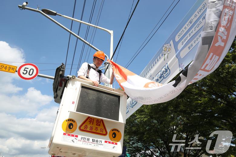 이준석 개혁신당 대표가 5일 오후 대구 북구 경북대학교 북문 앞에서 직접 고소작업차에 올라 당원모집 현수막을 설치하고 있다. 2025.9.5/뉴스1 ⓒ News1 공정식 기자