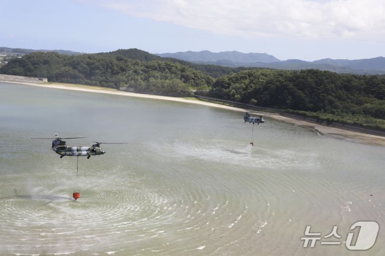 5일 오후 강원 강릉 재난 대응을 위해 군 급수지원작전에 투입된 육군항공사령부 시누크(CH-470D) 헬기가 장현저수지에서 담수하고 있다.(육군 제공, 재판매 및 DB 금지) 2025.9.5/뉴스1