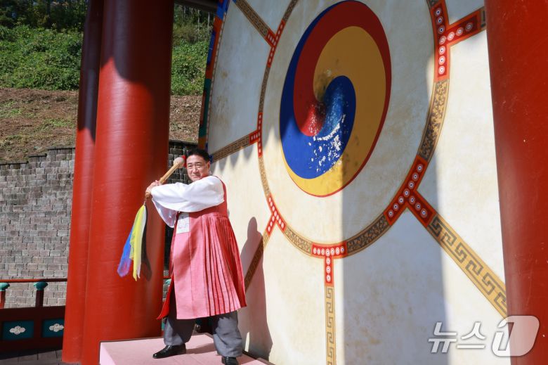 정영철 영동세계국악엑스포 공동 조직위원장(영동군수)이 성공 개최를 기원하며 타북하고 있다. /뉴스1